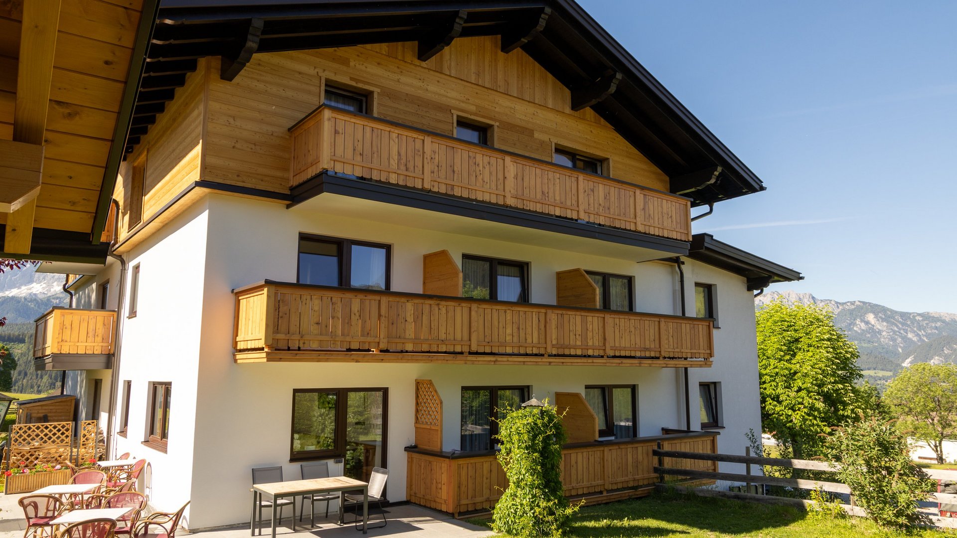 Pension Fernblick mit Balkon und Sitzgelegenheit im Freien vor Bergkulisse und klarem Himmel