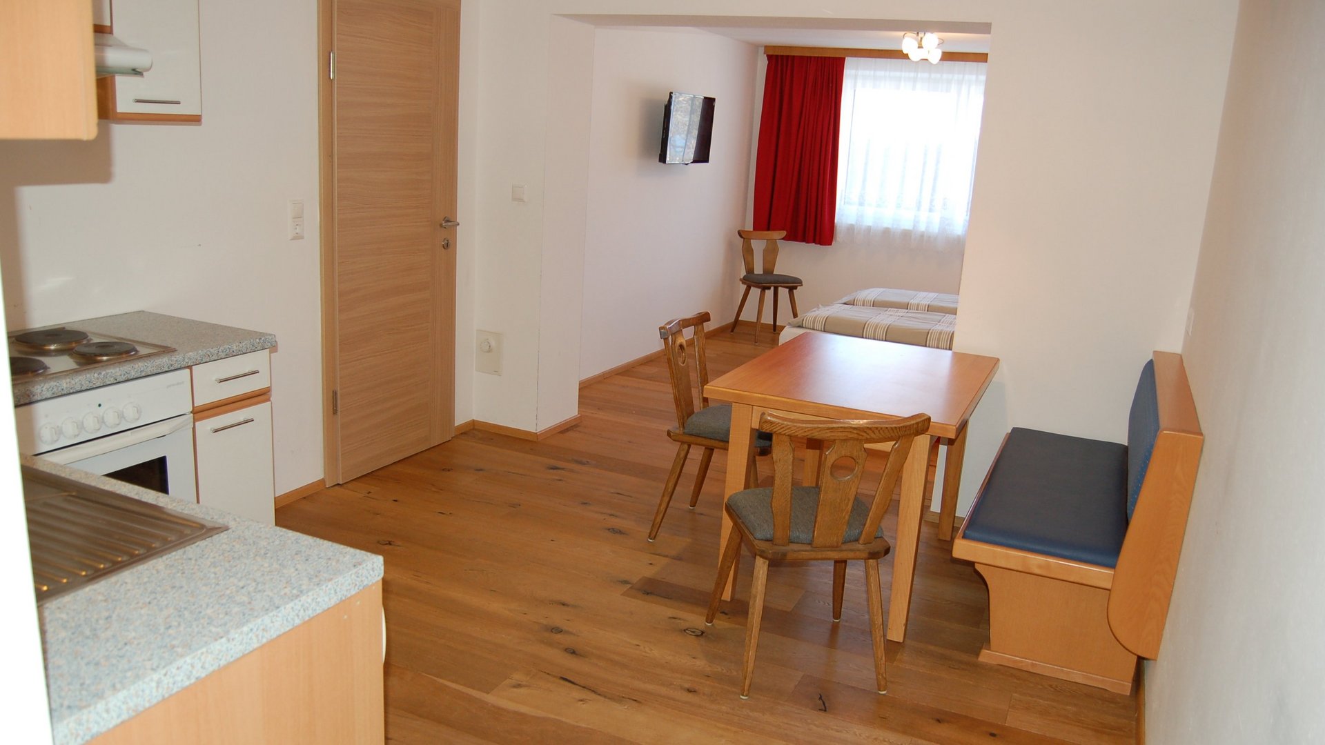 Helle und geräumige Wohnung mit Küchenzeile und Esstisch in einem Wohnbereich, Möbel aus Holz